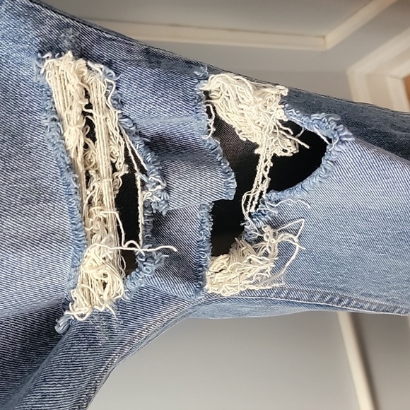 ABERCROMBIE & FITCH Curve Love The Mom High Rise Distressed Light Wash Jeans - Picture 2 of 8